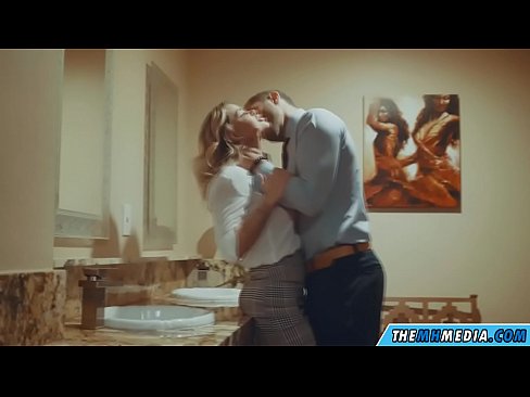 ❤️ Wann eng Busty Blond Iech an engem ëffentlechen Toilette verféiert Sexvideo op lb.sexygirlspics.ru ❤